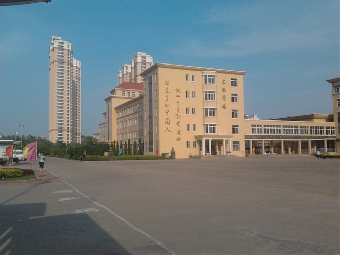  p>青岛西海岸新区第一高级中学,学校始建于1964年历史悠久.