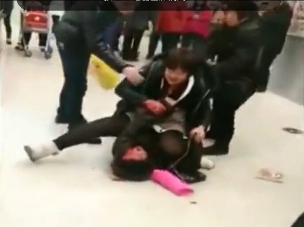 data-lemmaid="13034">沈阳 /a>大东区一商场内,一女子当众暴打一名68