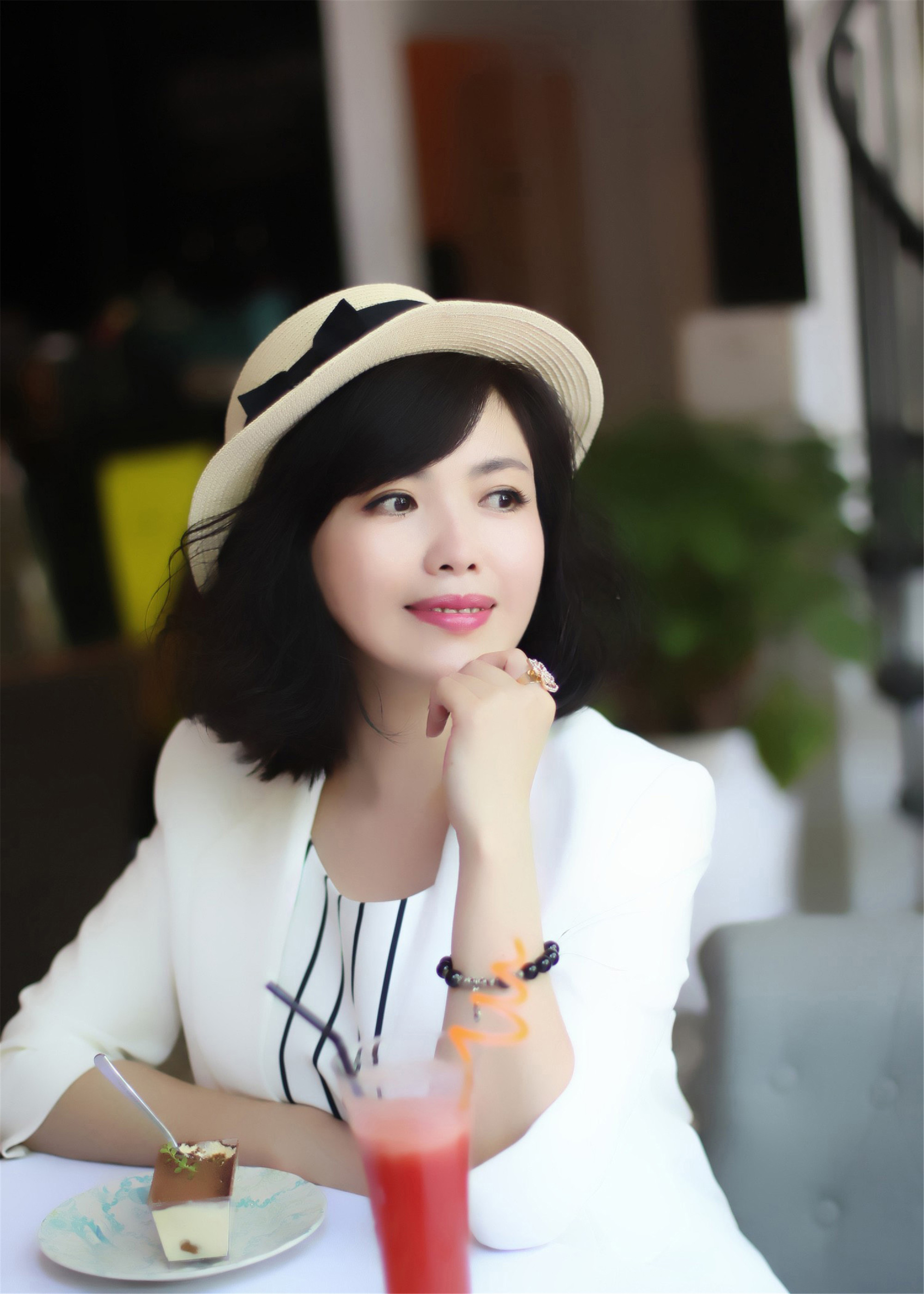 原名李楠,6月14日出生于云南临沧,中国内地女演员,毕业于 a target="