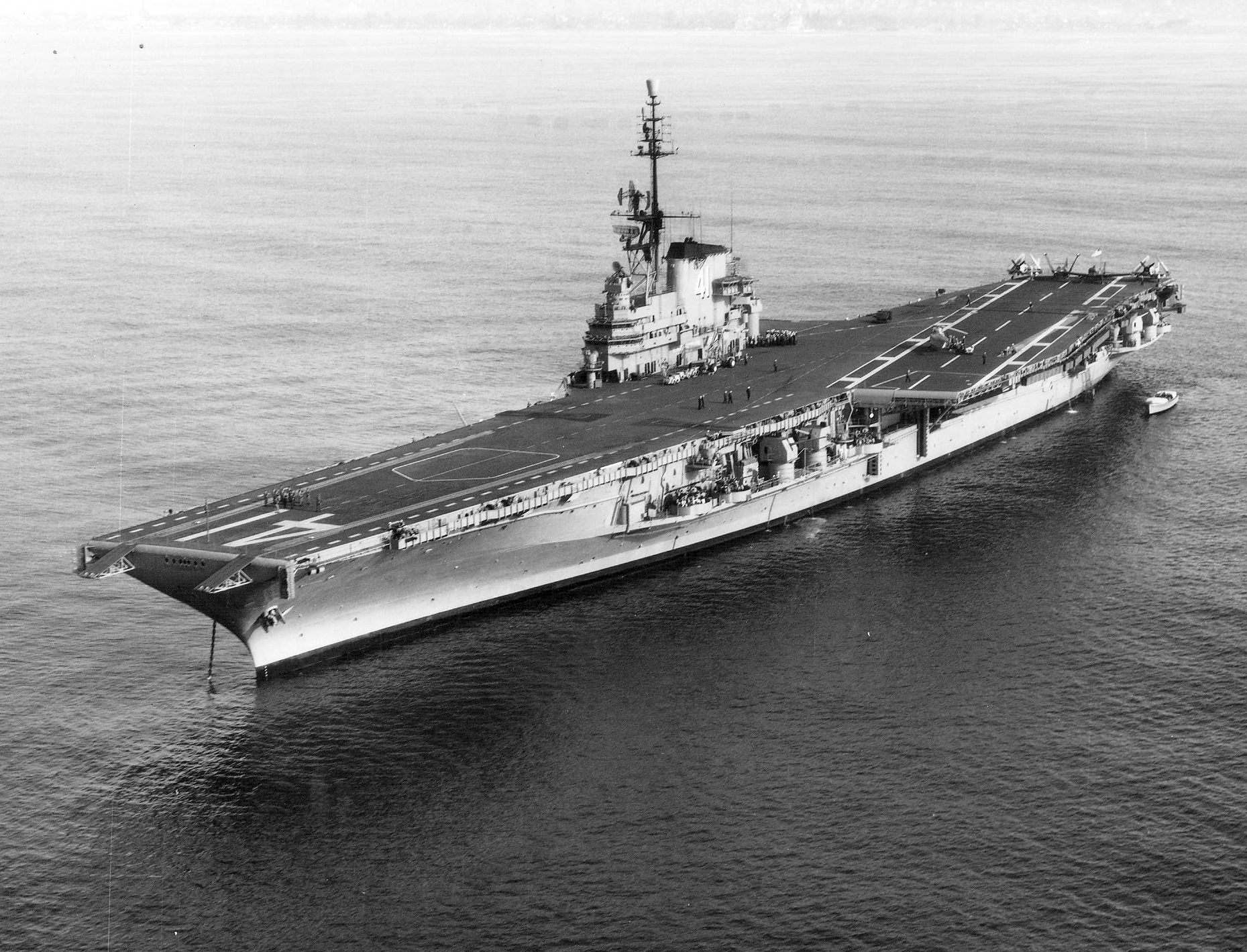 ">美国 /a>海军隶下的一艘航空母舰,是美国中途岛级航空母舰的首舰,以