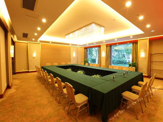  p>南京双门楼宾馆在虎踞北路与中山北路交汇处,新建城市内环西北角