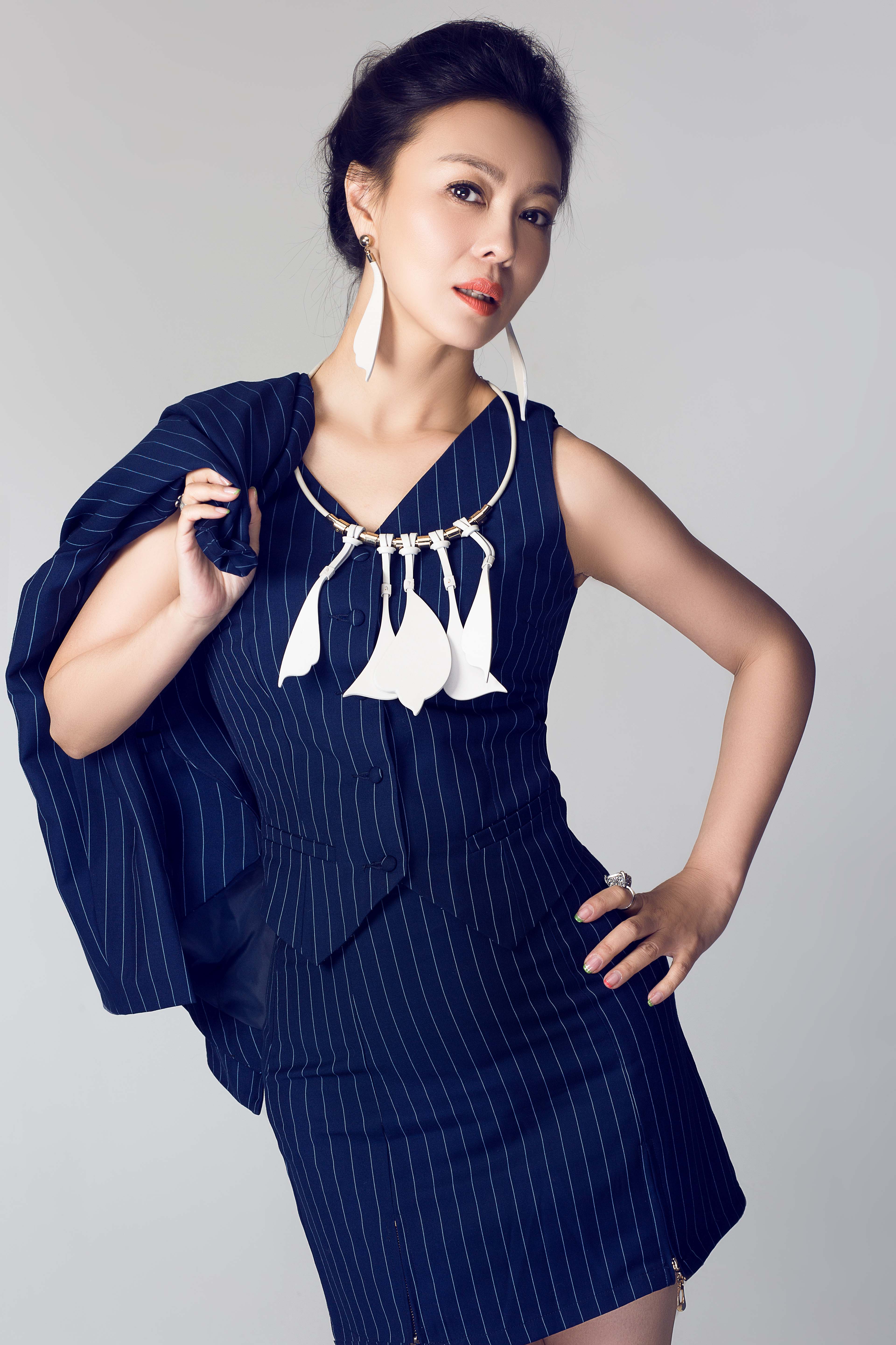  p>荣蓉,国家二级演员,制片人,毕业于 a target="_blank" href="/item