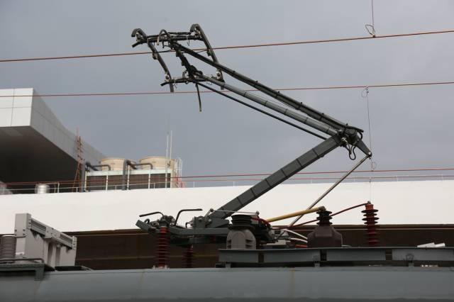  p data-id="gnx0nhg6p9">电力牵引机车从接触网取得电能的电气设备