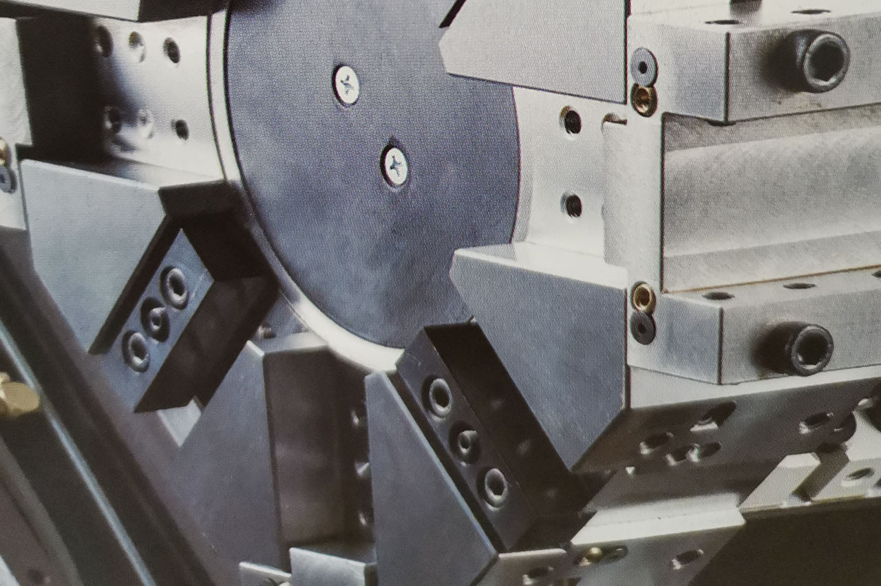 数控车床根据其功能,刀架上可安装的刀具数量—般为4把,6把,8把,10把