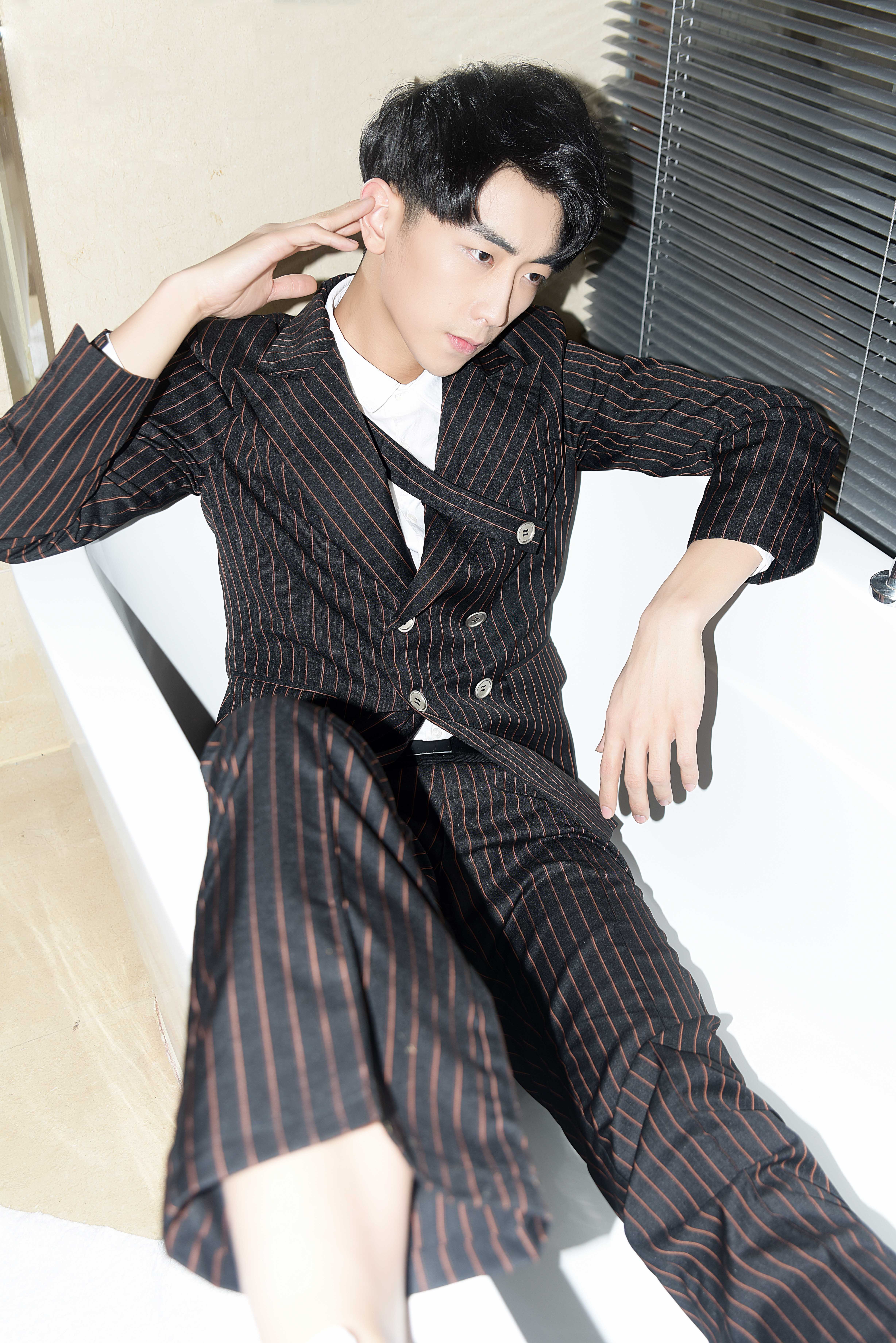 441iy">王旭东,1995年8月10日出生于山东省济南市,中国内地影视男演员