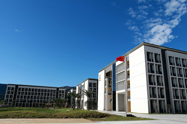 公办完全中学初高中分设办学的实施意见》的要求,温州八中高中部外迁