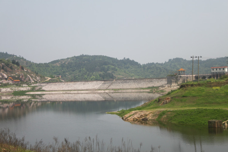  p>邵东市流光湖景区有青山六千亩,树木成林,花草成荫,鸟语花香,水面