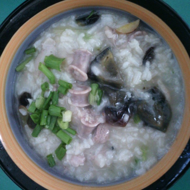 粉肠瘦肉皮蛋粥