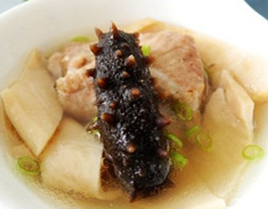  p>海参炖排骨是主料用500克排骨,4只水发海参,100克蘑菇和辅料葱,姜