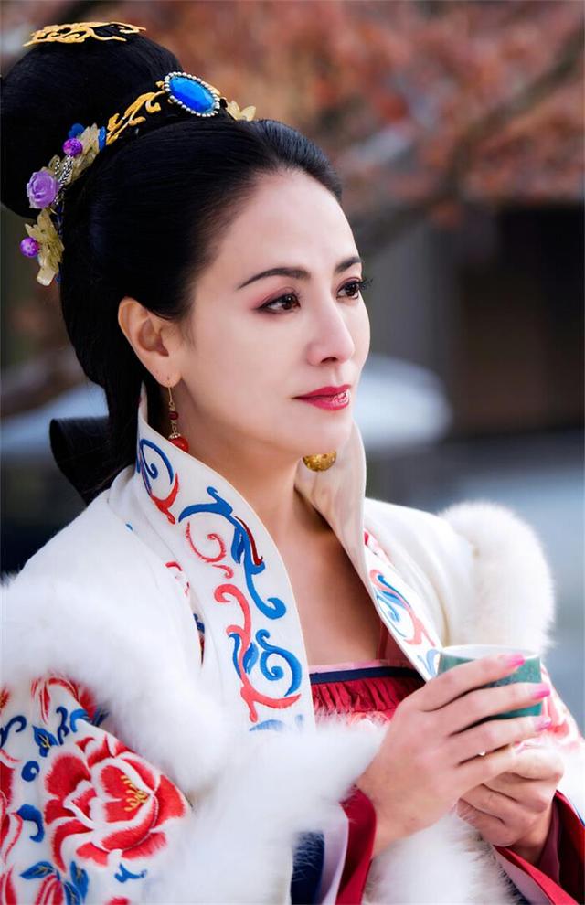 53岁田丽：3段感情都失败又怎样？她活成了自己人生的主角_百科TA说