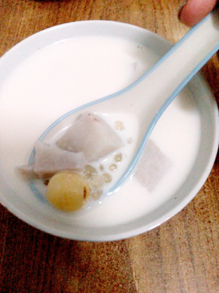 莲子牛奶西米露