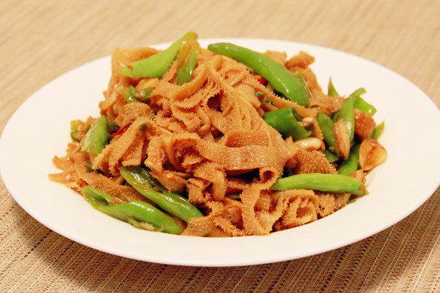  p>青椒炒百叶是由青椒和百叶等食材翻炒而成的一道美食. /p>