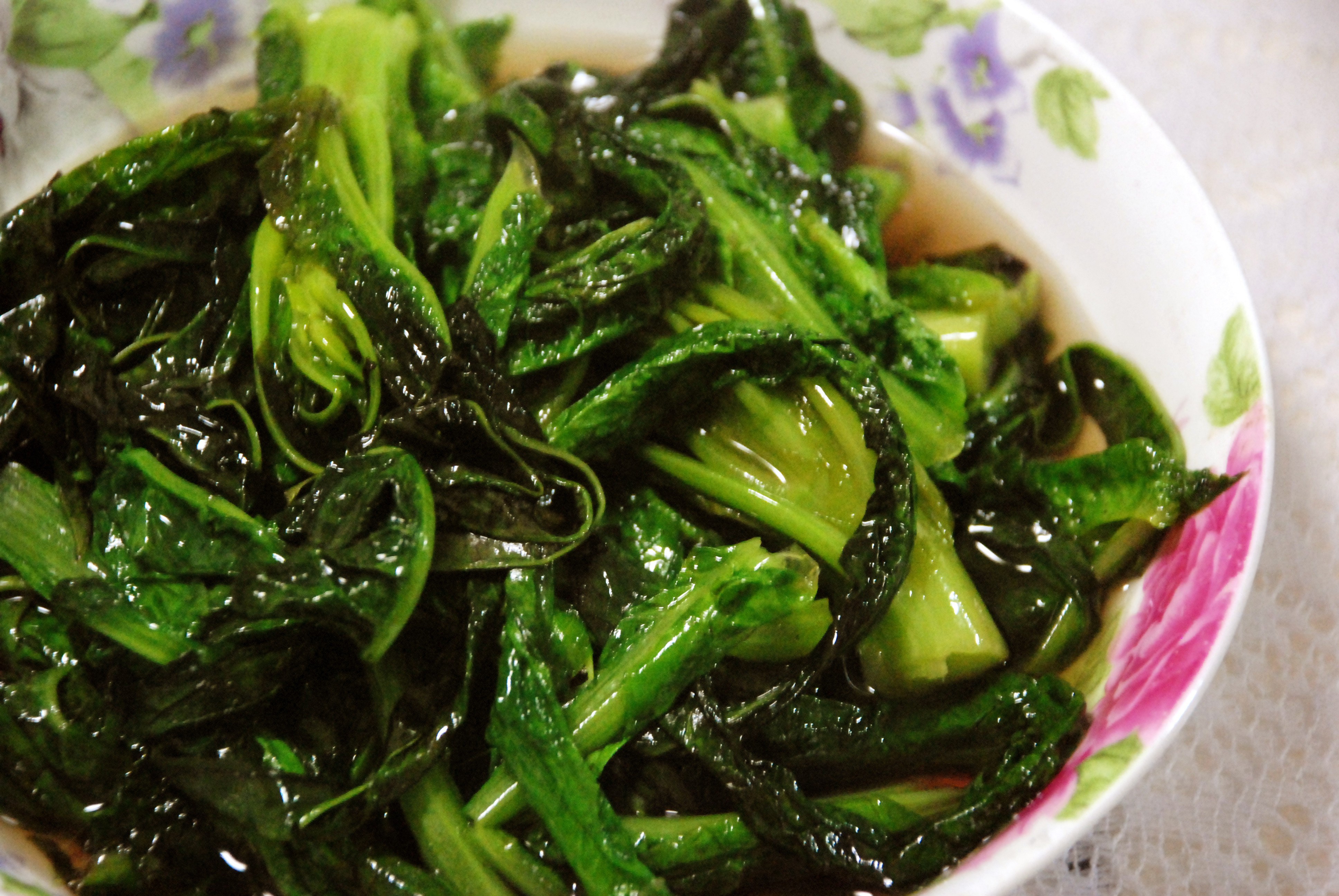  p>莴苣营养丰富而且口感脆嫩,我们经常吃.