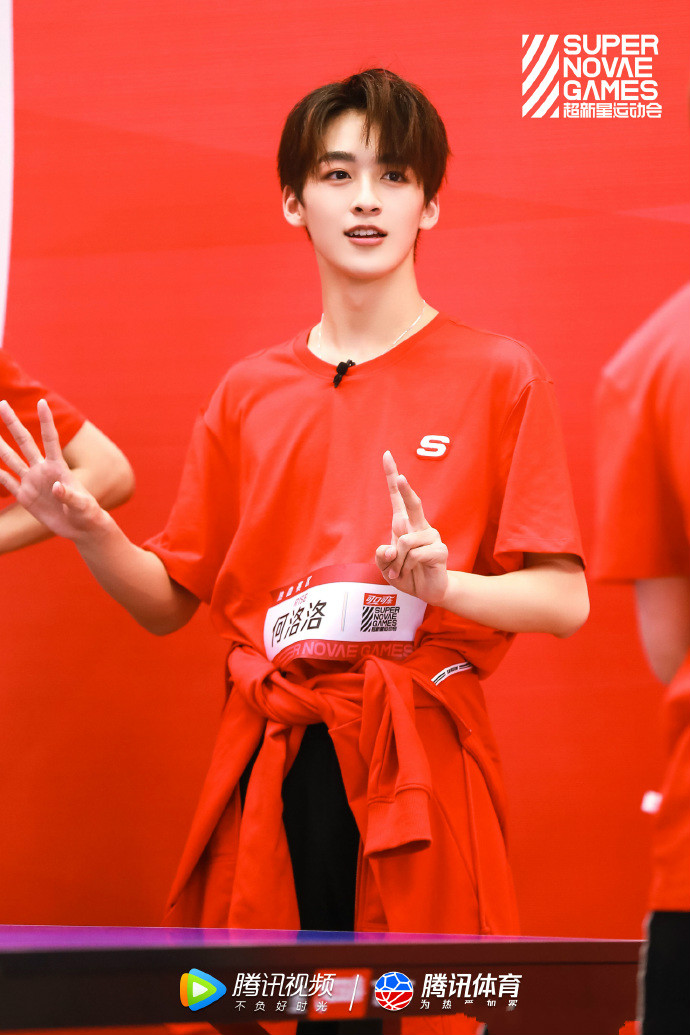  p>何洛洛,本名徐一宁,2001年5月4日出生于浙江省杭州市萧山区,中国