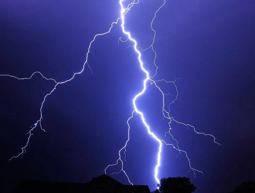  p> b>雷电现象: /b>打雷就是很大电流在空气中流过.