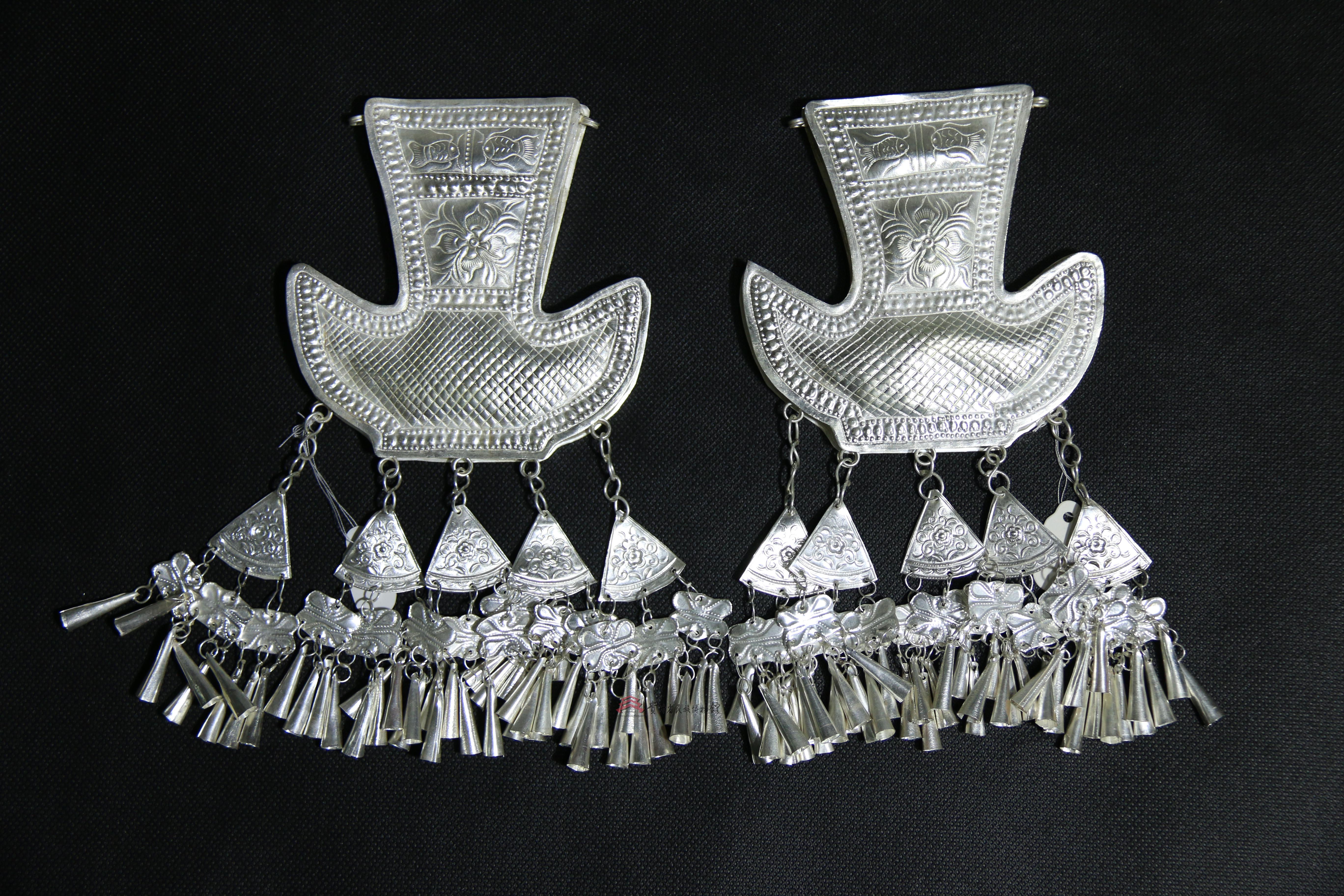  p data-id="taczghfndaky">当代惠水苗族笆篓形银腰饰是一件由贵州省