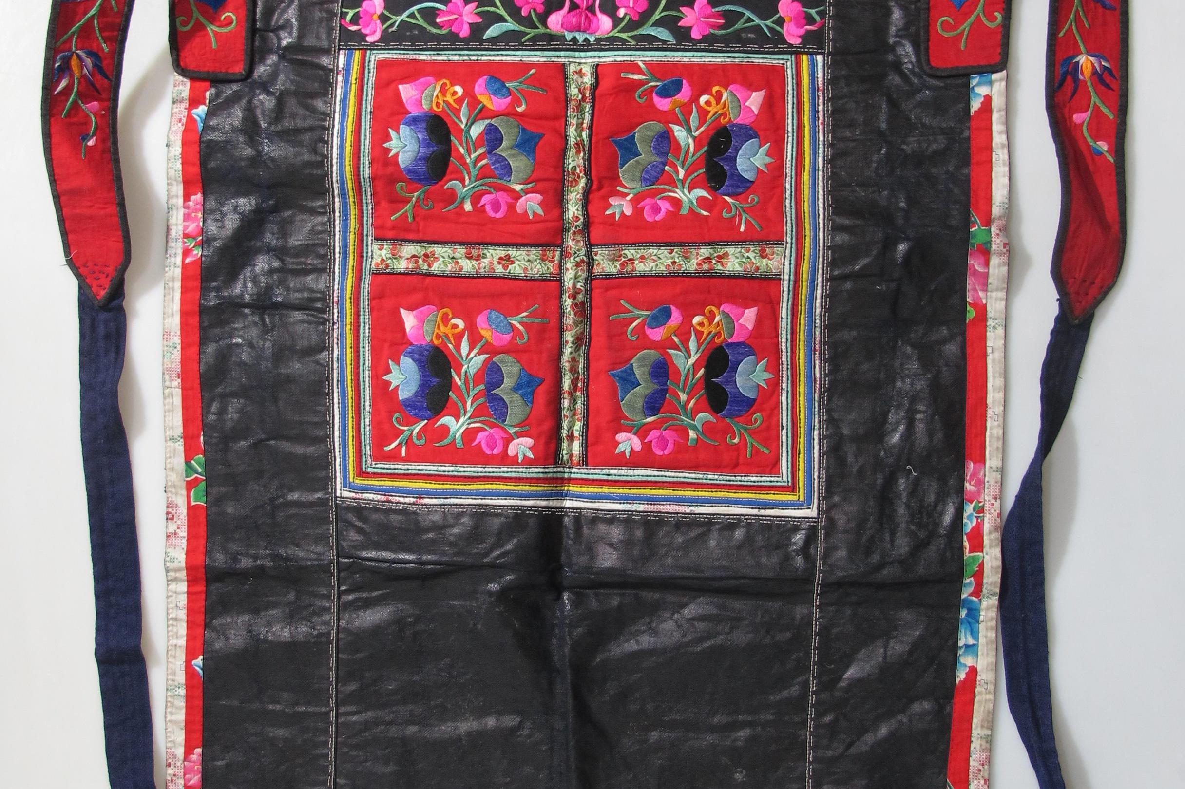 当代丹寨苗族平绣鸡纹石榴纹背带