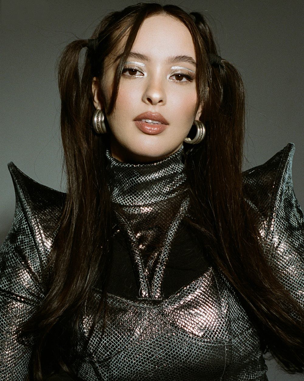 2000年7月5日出生于摩洛哥卡萨布兰卡,加拿大籍摩洛哥裔女歌手