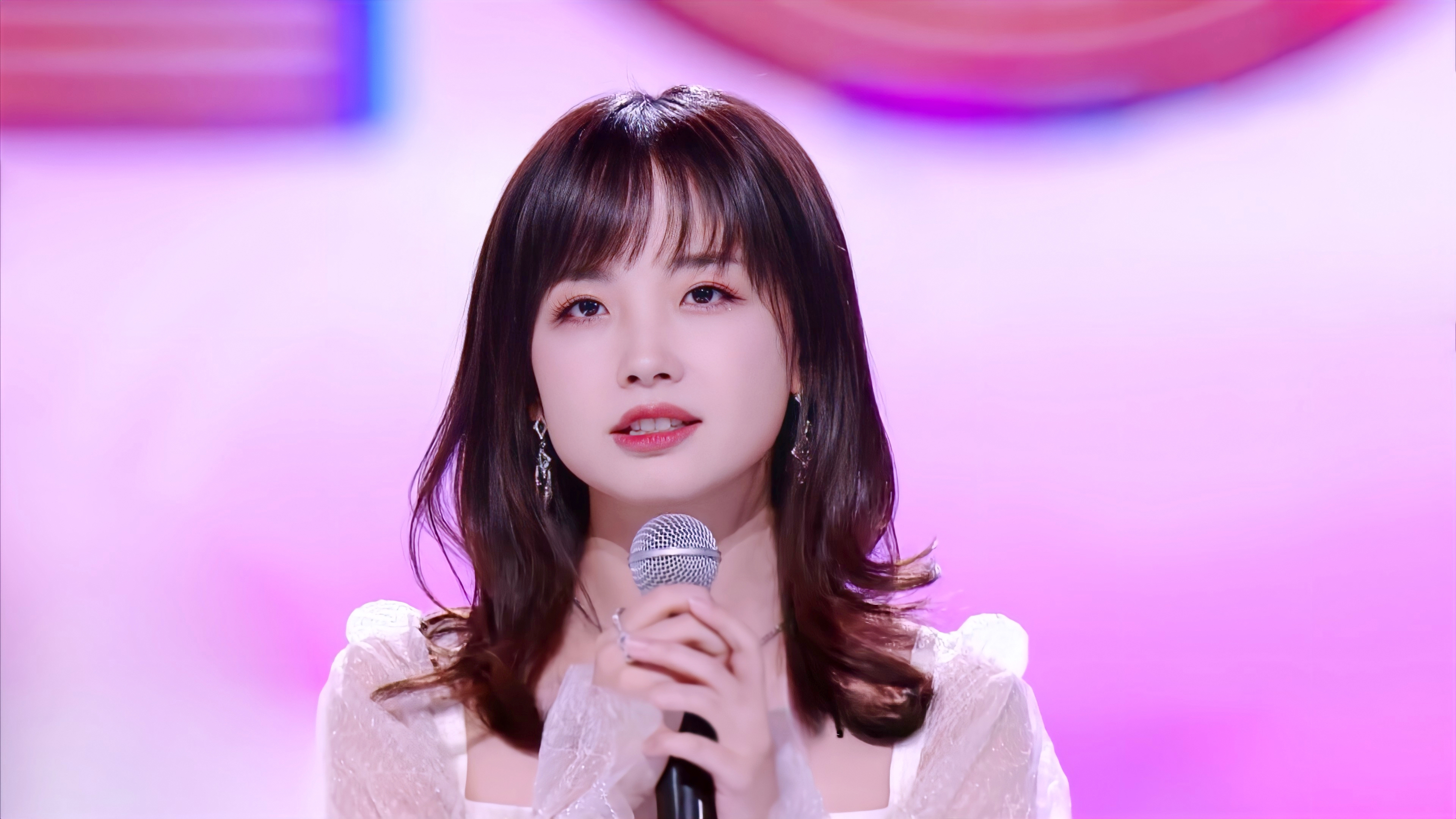  p>王冰冰,1990年出生于吉林省长春市,中国内地记者