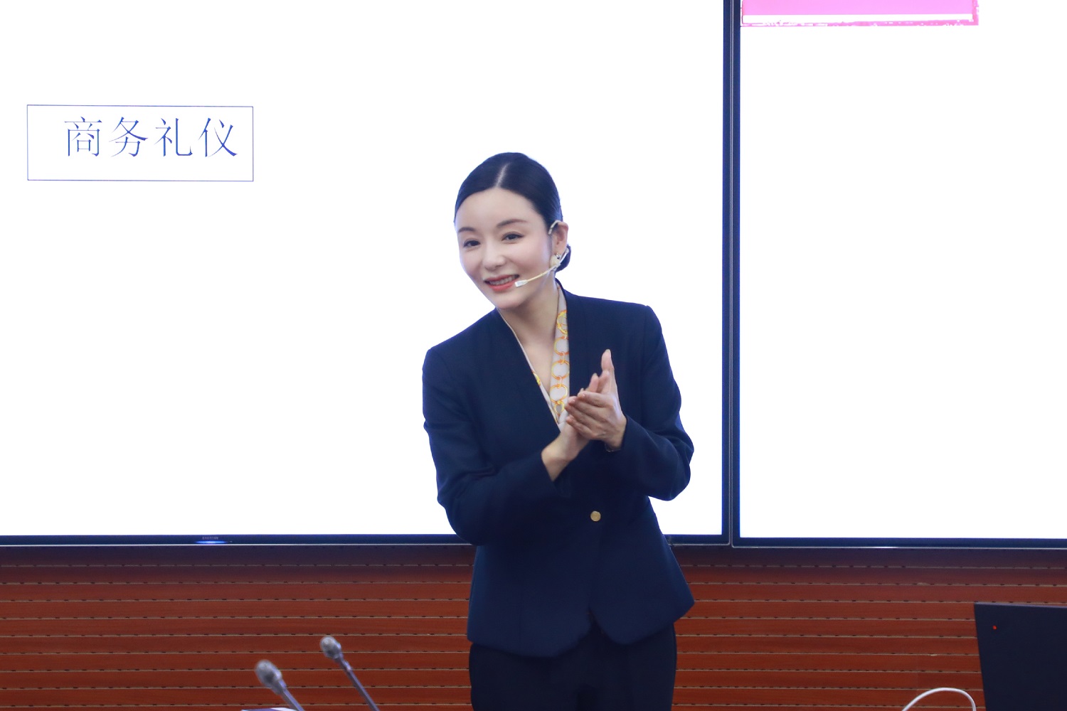  p>杨晓月 ,中国籍,汉族,女 ,企业培训师,商务礼仪培训导师,"礼赢职场