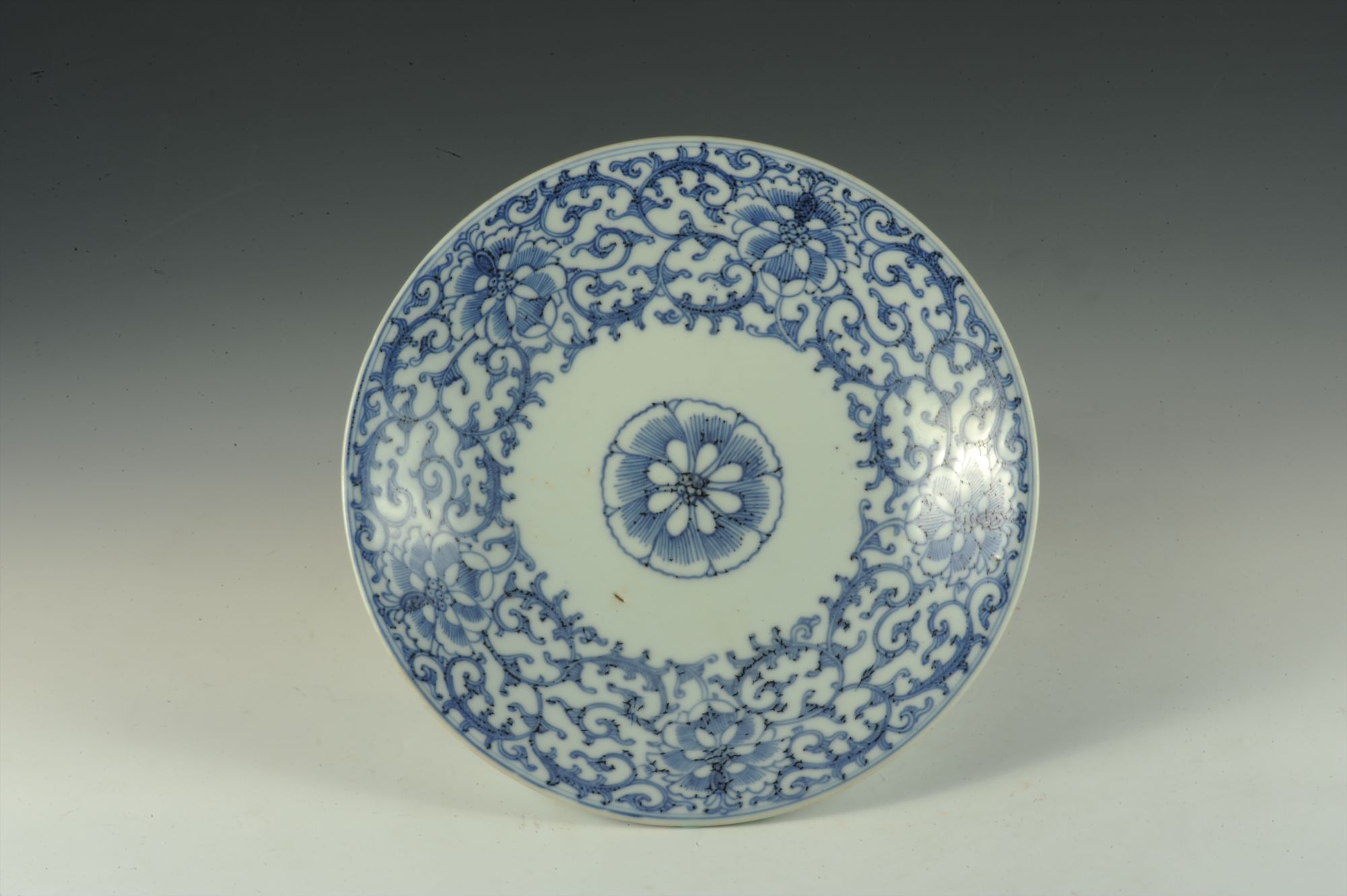 清代青花缠枝花卉纹瓷盘