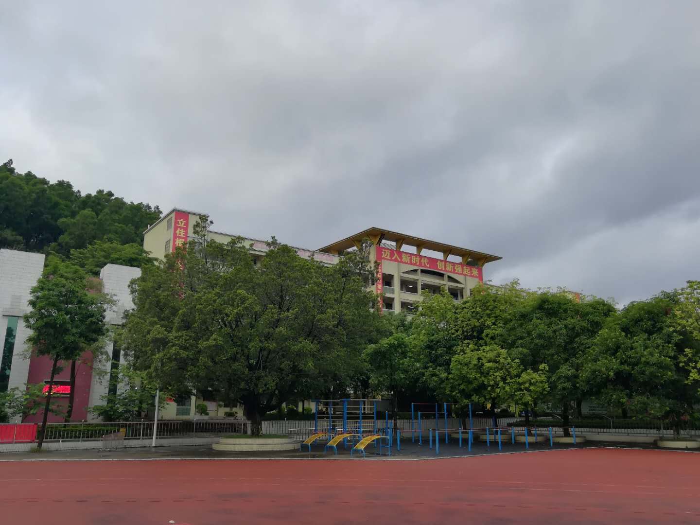 gnbt0f1blj">肇庆市高要区第一中学,原名高要县华侨中学,简称高要一中