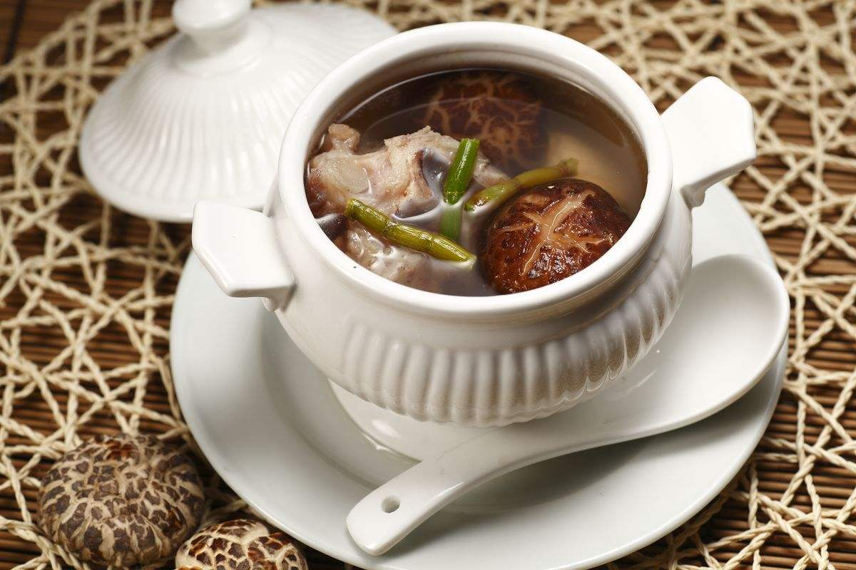  p>石斛麦冬煲鸡是以麦冬,鸡等为主要食材制作的美食. /p>