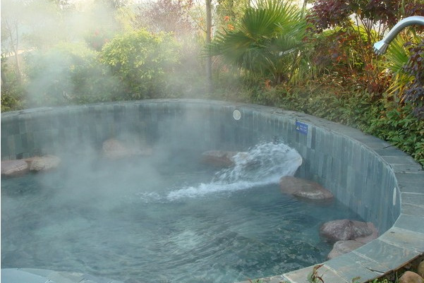 县城8公里的寺村镇热水村,象州温泉之水来自于离地面几百米深处的热岩