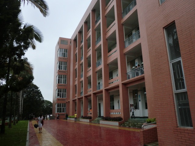 中学( b> i>putian huaqiao high school /i> /b>),简称"莆田侨中",由