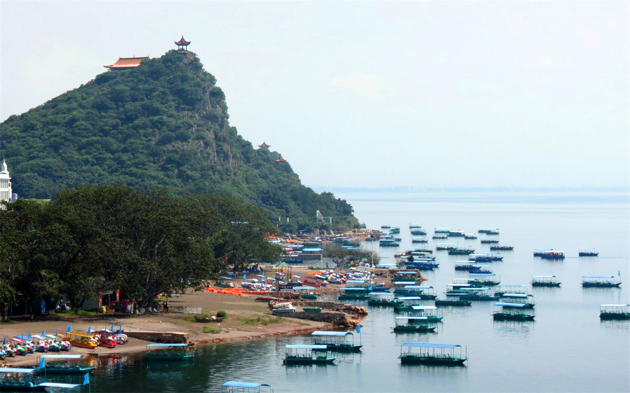  p>禄充村位于抚仙湖西岸,澄江县西部,禄充村景区幅员面积9.