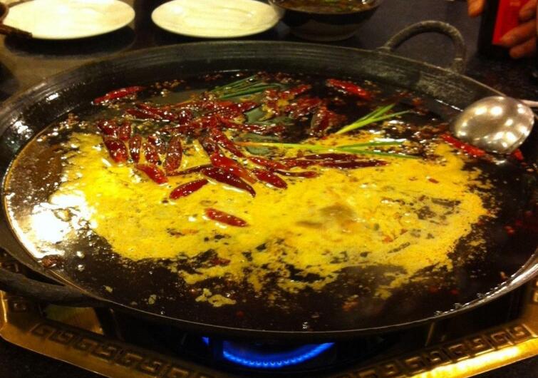  p>滇味火锅具有典型的云南风味,其特点是以新鲜蔬菜为主料,火锅中