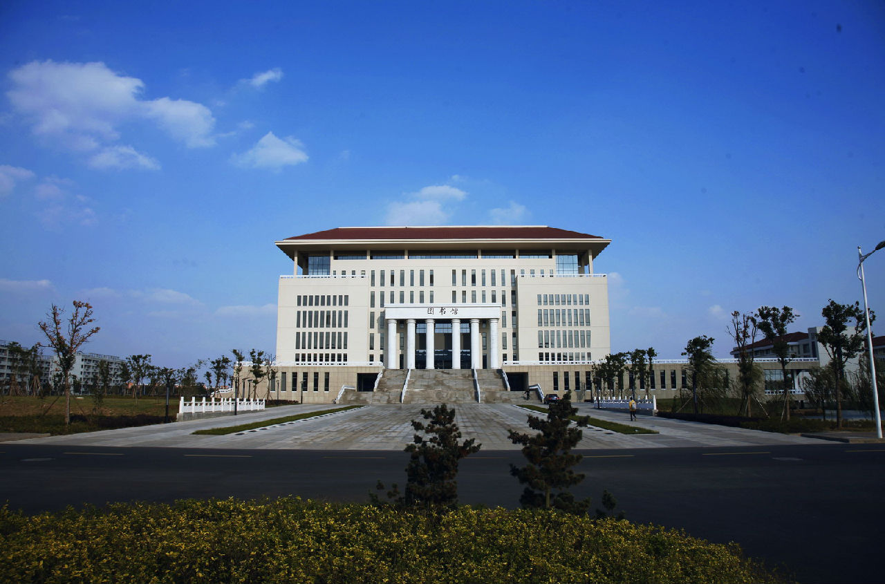  p>金陵科技学院图书馆建于2003年3月,由原南京金陵职业大学图书馆