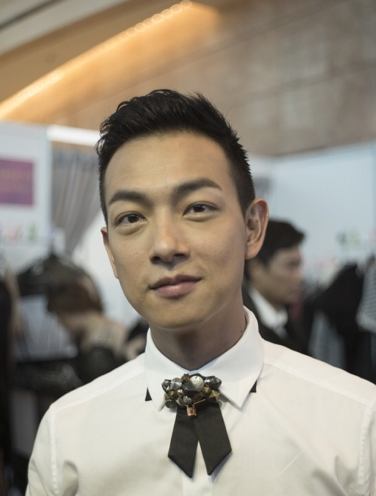  p>梁竞徽 i>(oscar leung) /i>,原名梁烈唯,1979年3月26日生于中国