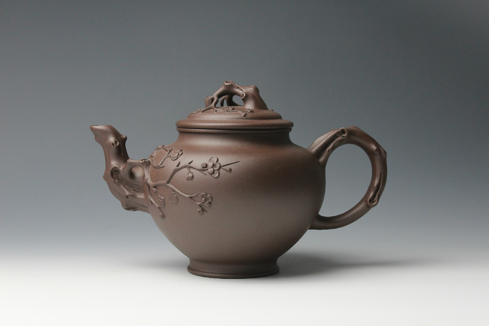 1977年8月进入宜兴紫砂工艺厂艺徒班学习制壶技艺 /p>