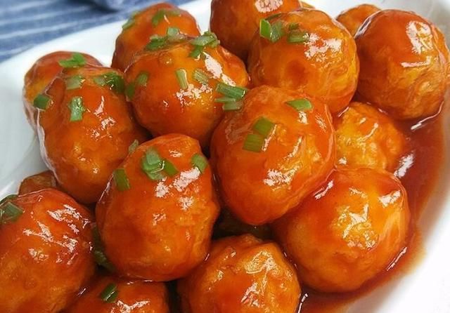  p>这道美味是巧妙地把猪肉馅和鹌鹑蛋结合在一起,蒸制而出,可以最大