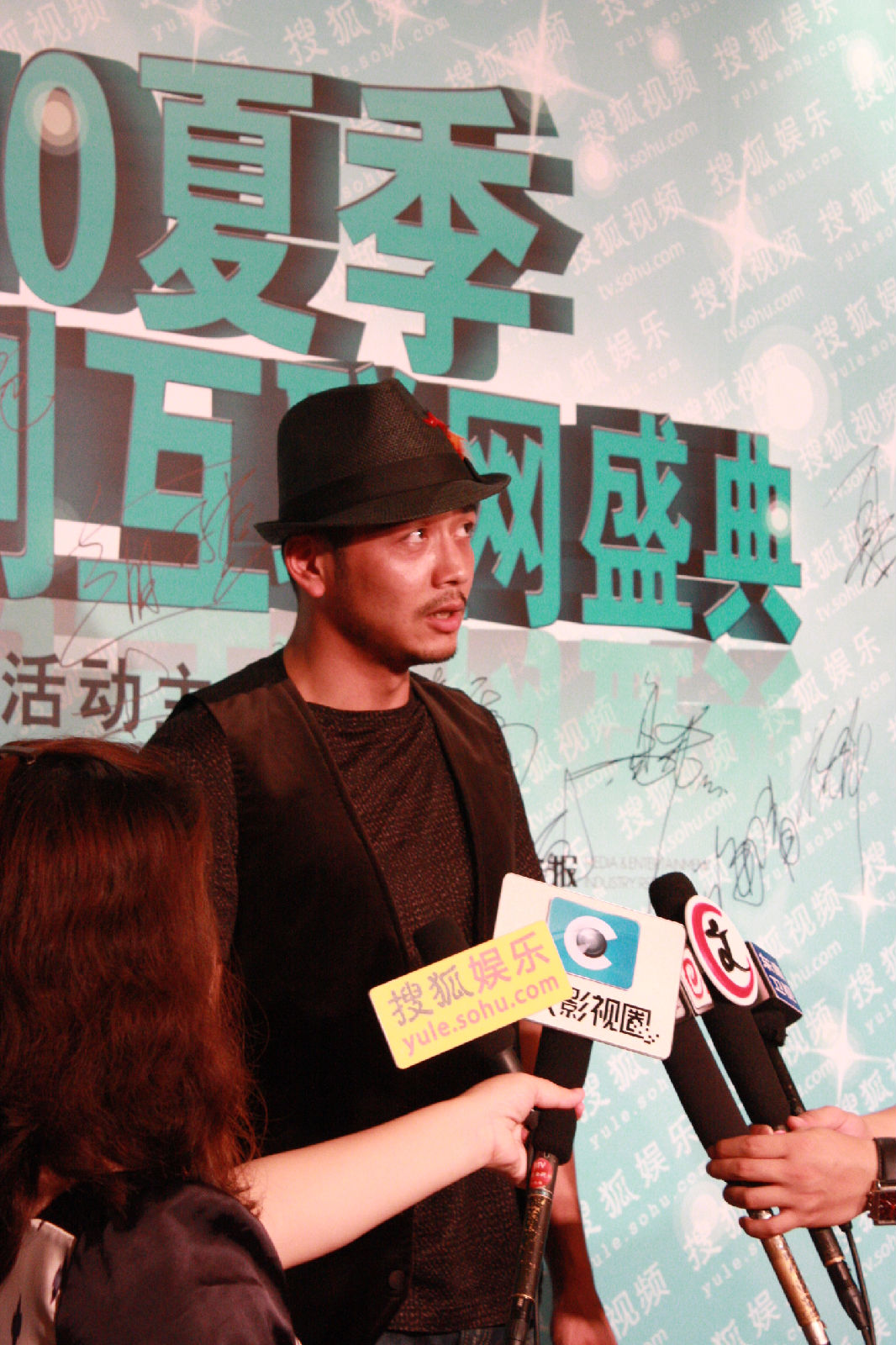 毕业于中央戏剧学院,中国内地男演员