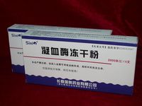  p>凝血酶(thrombin),是一种白色至灰白色非结晶物质,一般为冻干粉.