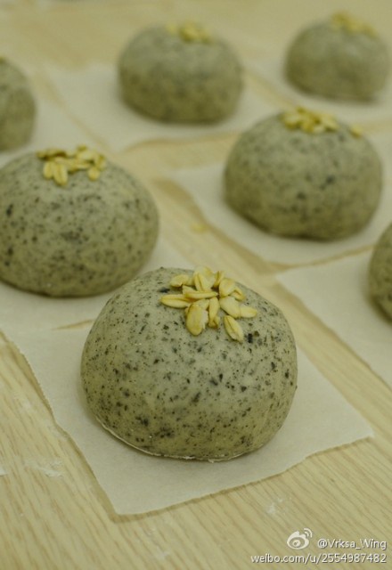 豌豆馅儿黑芝麻包