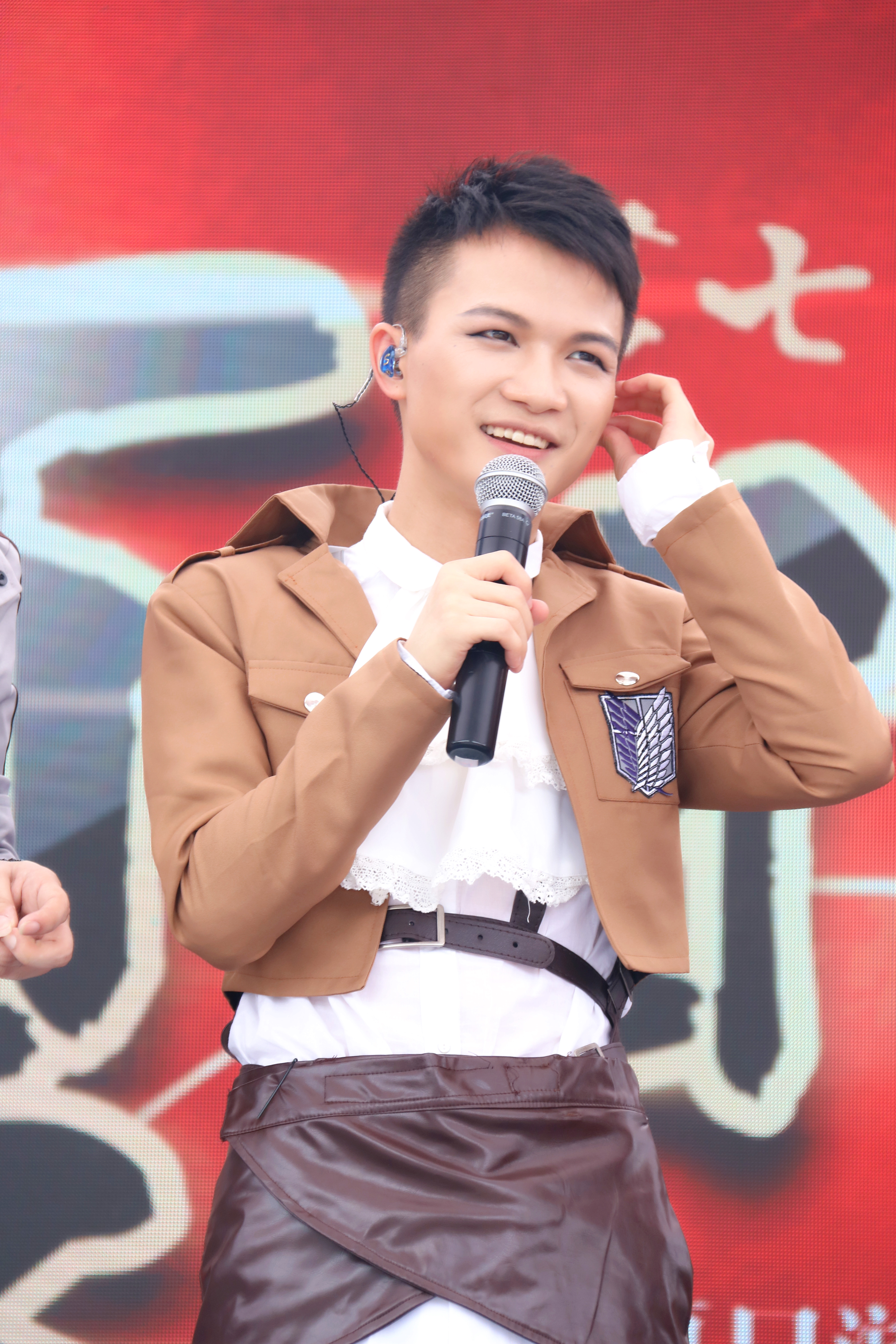  p>周深,1992年9月29日出生于湖南邵阳,长于贵州贵阳,中国内地男歌手