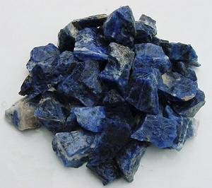  p>方钠石的主要识别特征:为深蓝色,多晶结构,低ri1.48,低sg2.28在2 .