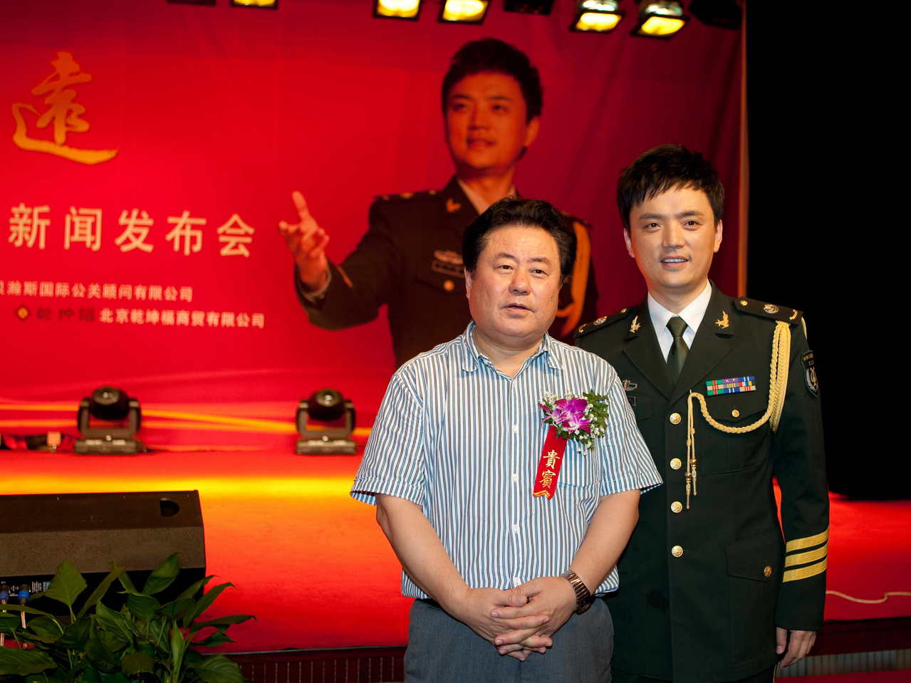 陈永峰,艺名咏峰,男,第二炮兵政治部歌舞团独唱演员,著名男高音歌唱家