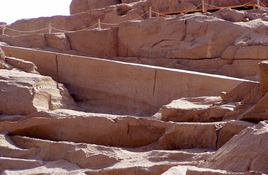 ="gn5knl0z95">距阿斯旺市区仅两公里的地方有一个古埃及的采石场遗址