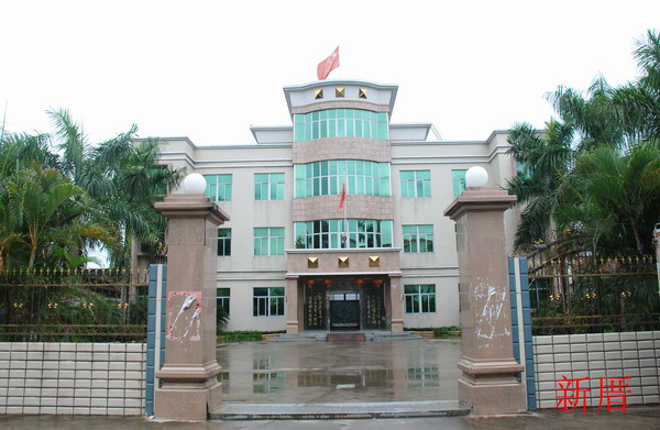  p>两英镇新厝村位于大南山北麓,南接陈沙公路,北与新圩村相接,东邻