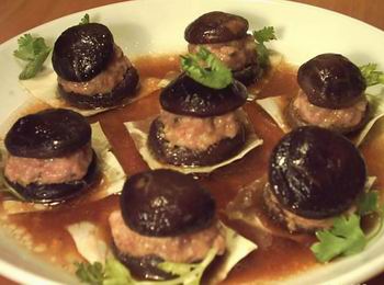 蒸香菇盒是安徽省一带的传统名菜,属于安徽菜