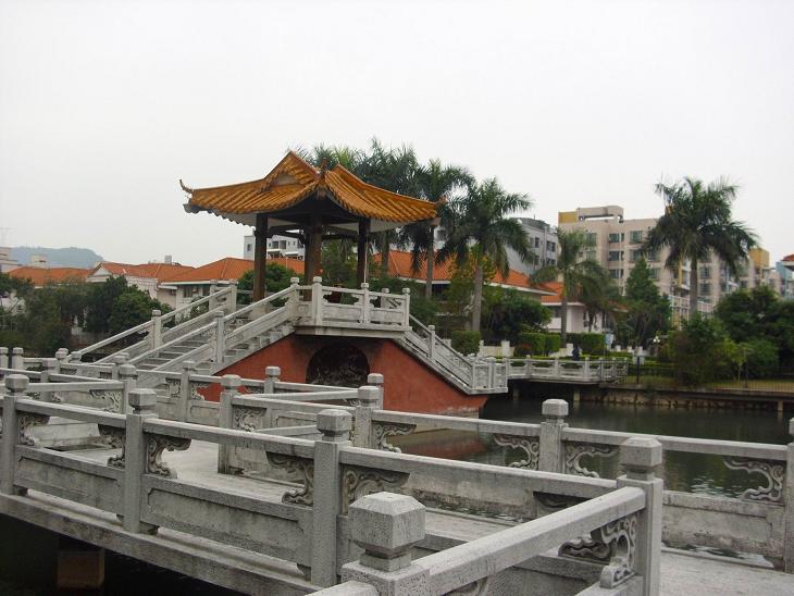 由"人工湖"及"人造山林"而著称"丽湖山庄",位于广东省东莞市厚街,虎门