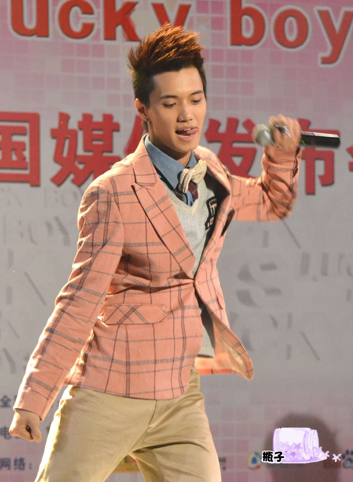 韩国华语流行乐男歌手,主持人,演员,毕业于 a target="_blank" href=