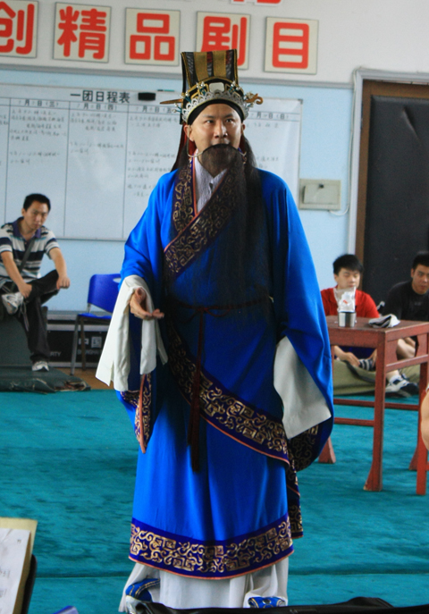  p>言兴朋,男,1953年生于上海,著名京剧表演艺术家,言派艺术的第三代