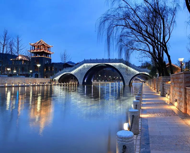  p>四川省西昌市海河天街是西昌城南新的城市空间,是根据现代生态田园