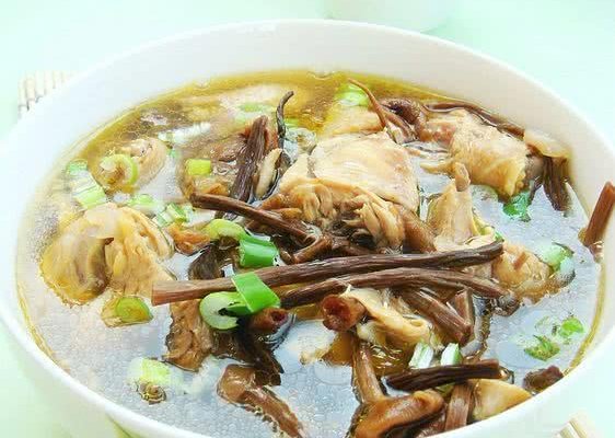 炖茶树菇小鸡