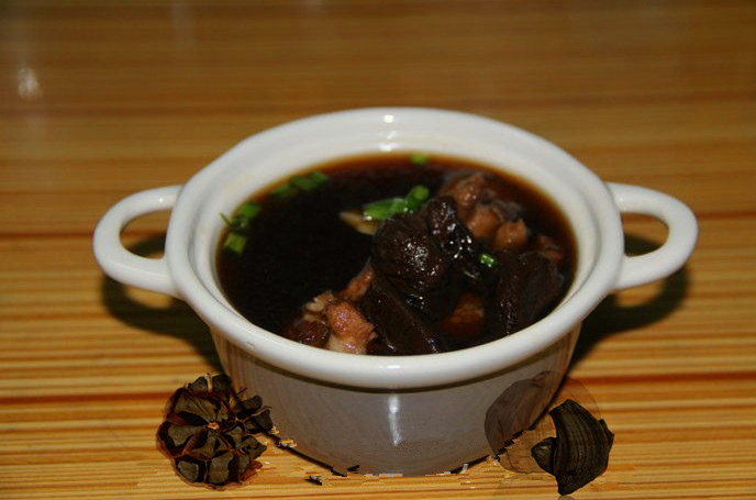 黑蒜香菇排骨汤